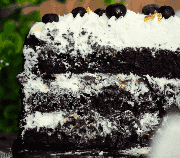 Торт Чорний оксамит з чорносливом: дуже простий і швидкий рецепт смачного бісквітного торта