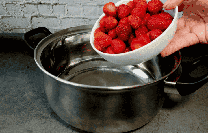 Простий рецепт ігристого полуничного квасу без дріжджів: улюблений літній напій