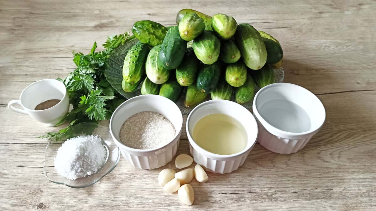 Солоні огірки з часником на зиму: готуємо смачну заготовку з пікантним кисло-солодким смаком
