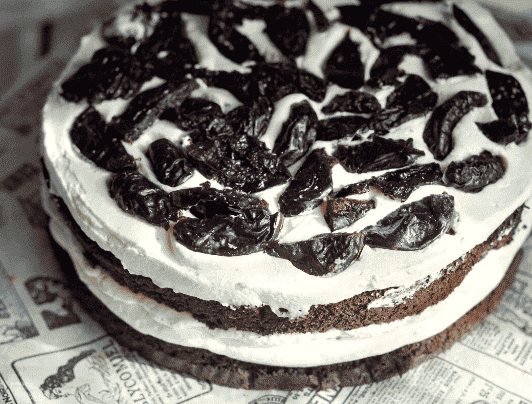 Торт Чорний оксамит з чорносливом: дуже простий і швидкий рецепт смачного бісквітного торта
