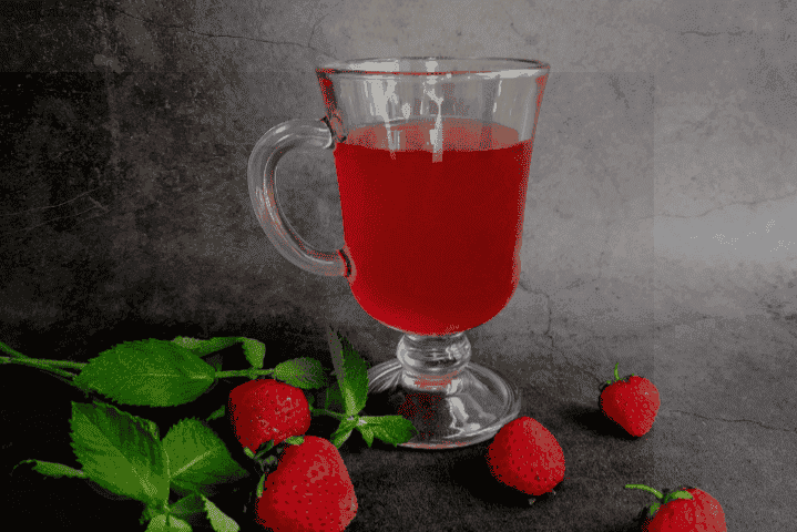 Простий рецепт ігристого полуничного квасу без дріжджів: улюблений літній напій