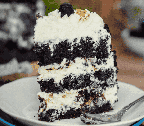 Торт Чорний оксамит з чорносливом: дуже простий і швидкий рецепт смачного бісквітного торта