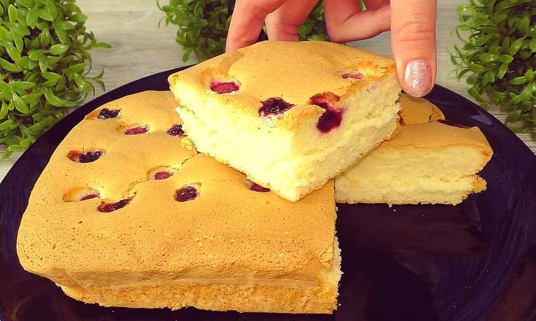 Ніжні і пишна ягідна "Шарлотка": пиріг до чаю без масла, без розпушувача - лише 3 основних інгредієнта і добавки