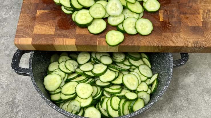 Улюблений "Ніжинський" салат із огірків на зиму: його багато не буває, простий, смачний і легкий у приготуванні