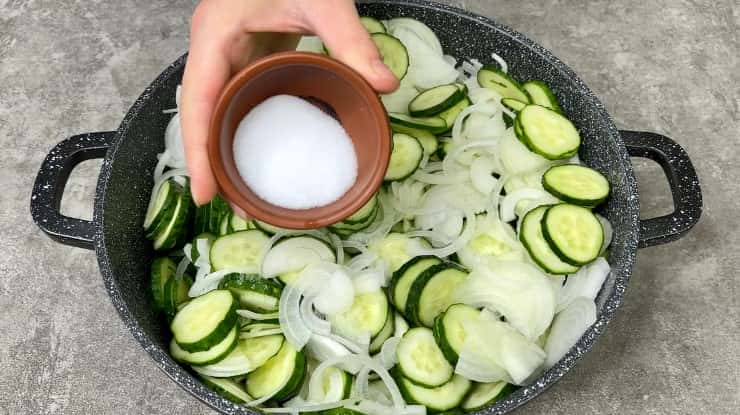 Улюблений "Ніжинський" салат із огірків на зиму: його багато не буває, простий, смачний і легкий у приготуванні