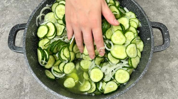 Улюблений "Ніжинський" салат із огірків на зиму: його багато не буває, простий, смачний і легкий у приготуванні