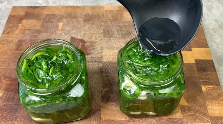 Рецепт шпинату на зиму без оцту: таку заготовку я використовую для салатів, соусів, заправок - дуже зручно