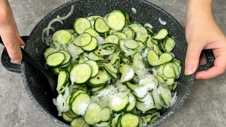 Улюблений "Ніжинський" салат із огірків на зиму: його багато не буває, простий, смачний і легкий у приготуванні