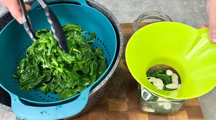 Рецепт шпинату на зиму без оцту: таку заготовку я використовую для салатів, соусів, заправок - дуже зручно