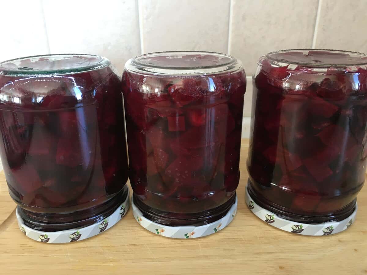 Готую буряк по-новому, мариную з чорною смородиною: така заготовка хороша і на святковому столі, і в салатах