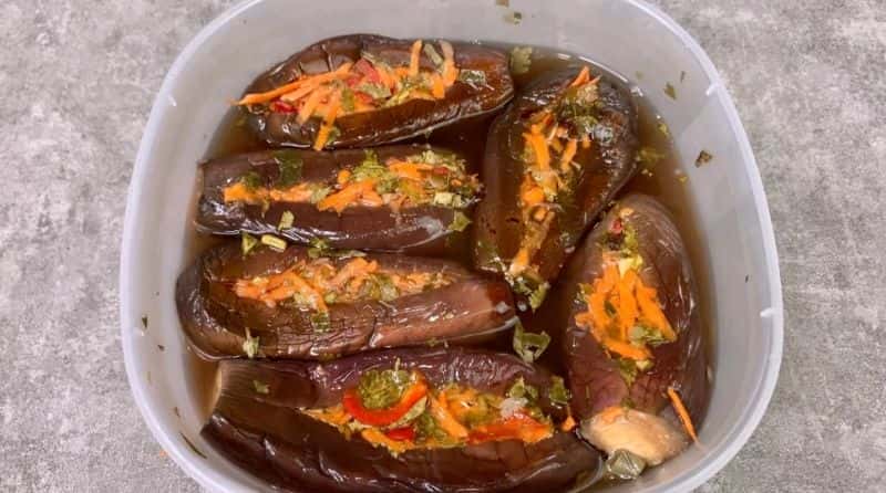 Показую, як смачно і красиво заквасити баклажани про запас і не тільки: така закуска здивує кожного хто її спробує