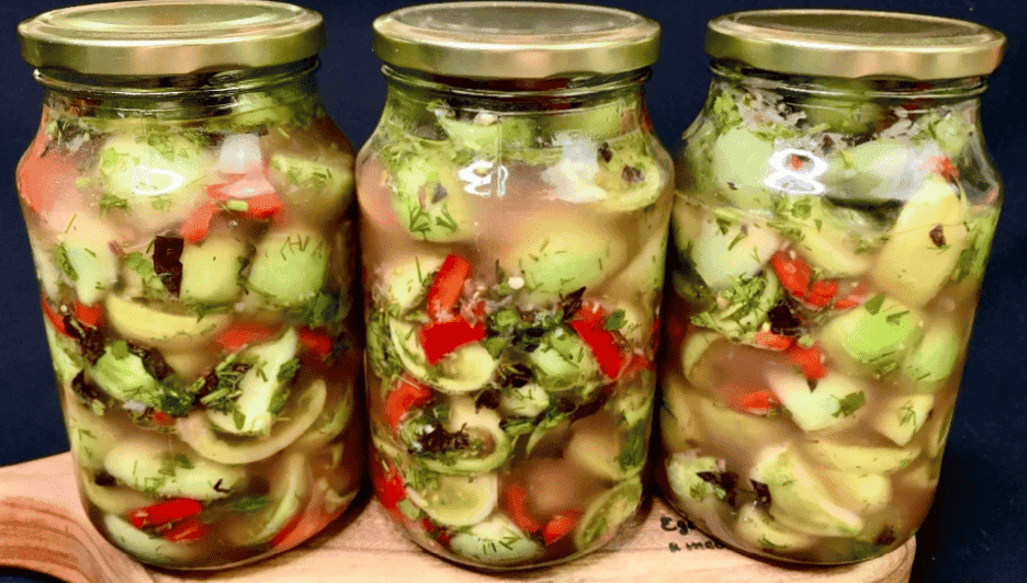 Зелені помідори на зиму з перцем та зеленню: неймовірно ароматні, з легкою гостринкою і страшенно смачні