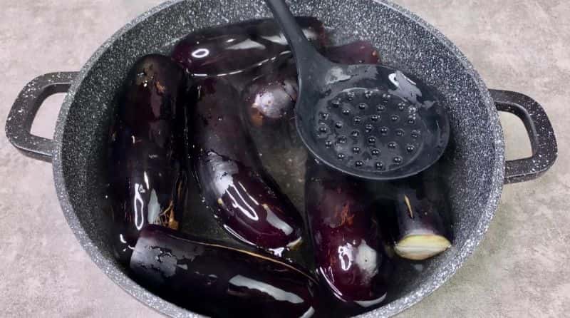 Показую, як смачно і красиво заквасити баклажани про запас і не тільки: така закуска здивує кожного хто її спробує