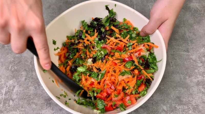 Показую, як смачно і красиво заквасити баклажани про запас і не тільки: така закуска здивує кожного хто її спробує