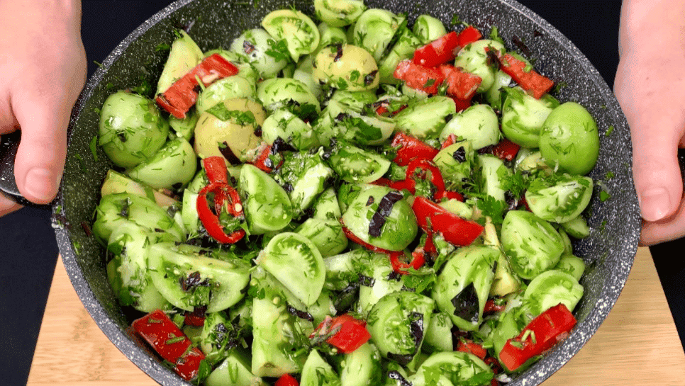 Зелені помідори на зиму з перцем та зеленню: неймовірно ароматні, з легкою гостринкою і страшенно смачні