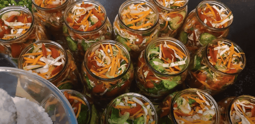Найсмачніший овочевий салат на зиму: простіше не буває, хоча б 15 баночок такого салату з капустою та огірками закриваю щороку