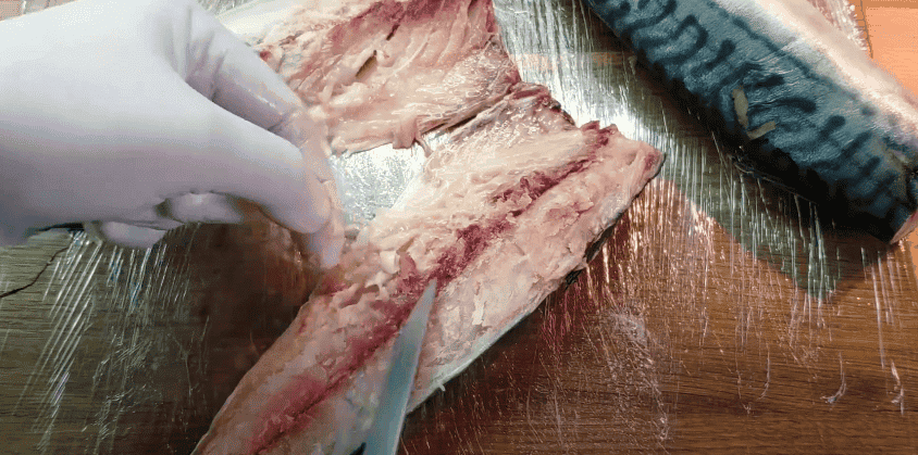 Малосольна скумбрія в домашніх умовах: простий і дуже смачний рецепт, який вас точно здивує