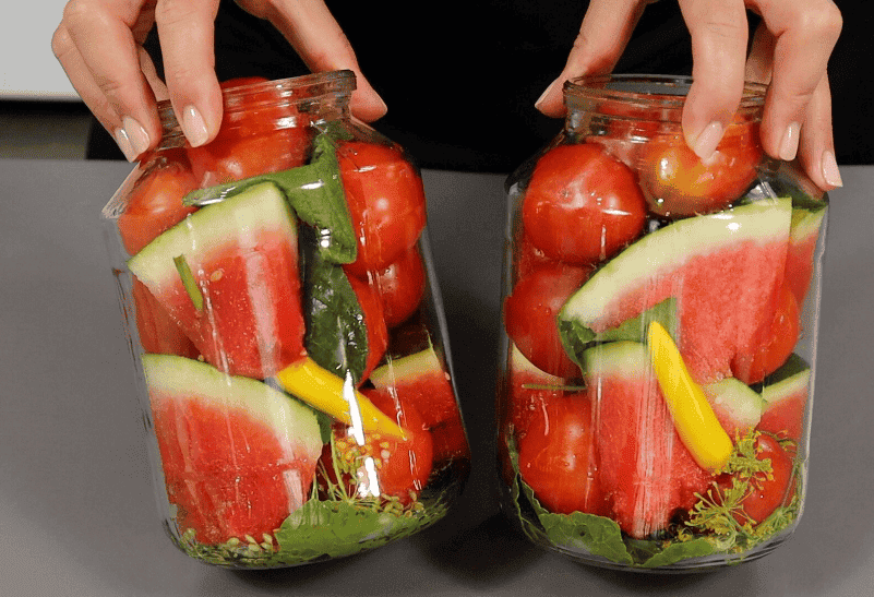 Розкішна заготовка на зиму – мариновані помідори з кавунами, тут навіть маринад випивається повністю