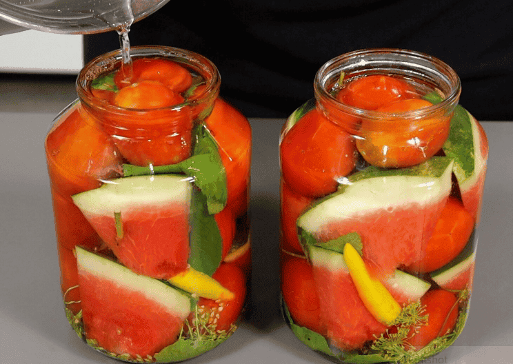 Розкішна заготовка на зиму – мариновані помідори з кавунами, тут навіть маринад випивається повністю