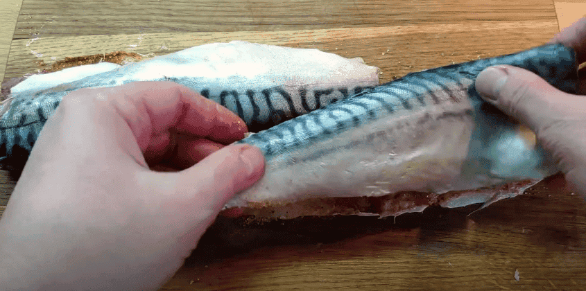 Малосольна скумбрія в домашніх умовах: простий і дуже смачний рецепт, який вас точно здивує