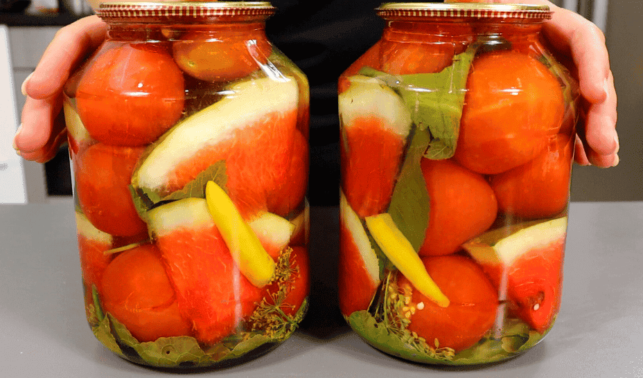 Розкішна заготовка на зиму – мариновані помідори з кавунами, тут навіть маринад випивається повністю