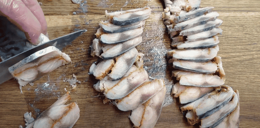 Малосольна скумбрія в домашніх умовах: простий і дуже смачний рецепт, який вас точно здивує