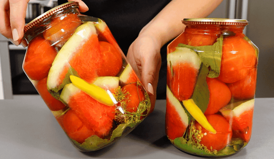 Розкішна заготовка на зиму – мариновані помідори з кавунами, тут навіть маринад випивається повністю