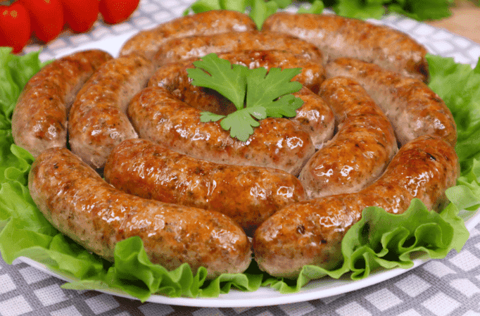 Готую домашні ковбаски за цим рецептом, бо соковиті, але не жирні: заздалегідь не відварюю, не жарю, все простіше, зайвих зусиль не прикладаю