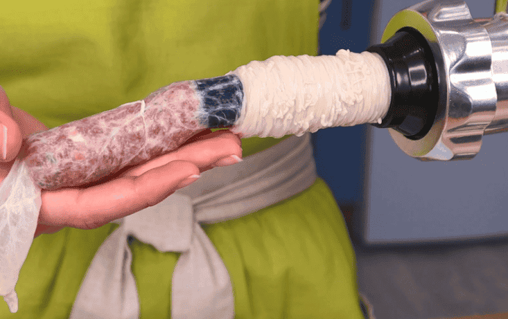 Готую домашні ковбаски за цим рецептом, бо соковиті, але не жирні: заздалегідь не відварюю, не жарю, все простіше, зайвих зусиль не прикладаю