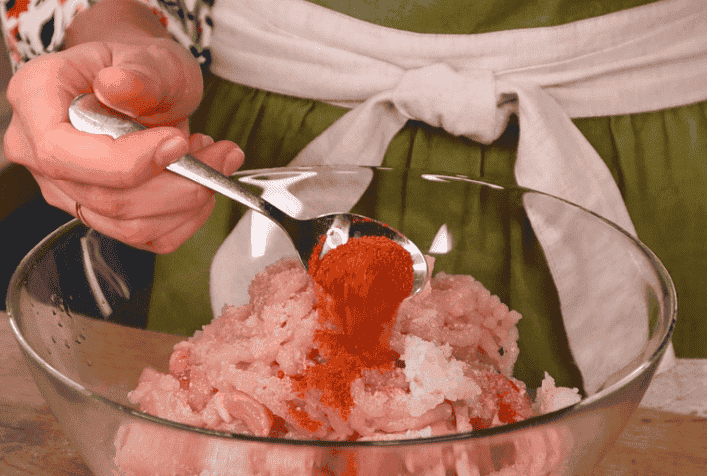 Показую, як легко я готую домашню ковбасу без спеціальних пристроїв (желатину, нітритної солі та оболонки) - така соковита і дуже смачна, простий рецепт