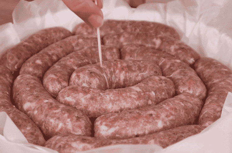 Готую домашні ковбаски за цим рецептом, бо соковиті, але не жирні: заздалегідь не відварюю, не жарю, все простіше, зайвих зусиль не прикладаю