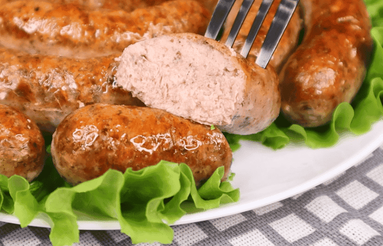 Готую домашні ковбаски за цим рецептом, бо соковиті, але не жирні: заздалегідь не відварюю, не жарю, все простіше, зайвих зусиль не прикладаю