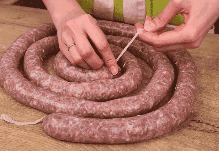 Готую домашні ковбаски за цим рецептом, бо соковиті, але не жирні: заздалегідь не відварюю, не жарю, все простіше, зайвих зусиль не прикладаю