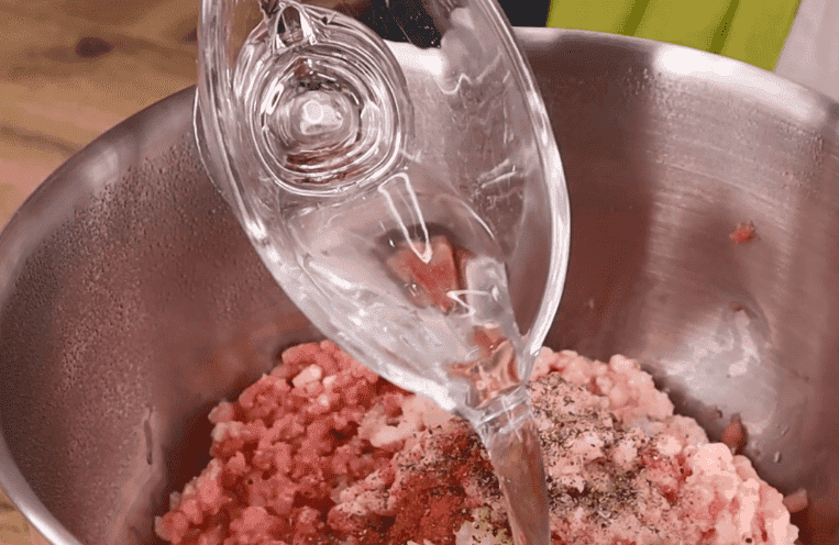 Готую домашні ковбаски за цим рецептом, бо соковиті, але не жирні: заздалегідь не відварюю, не жарю, все простіше, зайвих зусиль не прикладаю