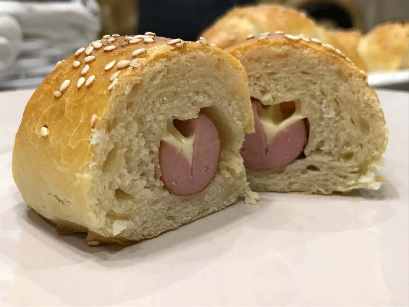 Булочки з сосисками і твердим сиром - смачні, м'якенькі і ароматні булочки, що дуже подобається і дітям, і дорослим