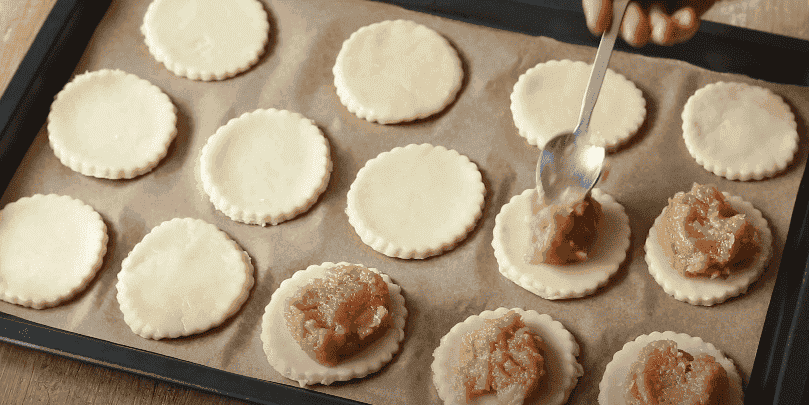 Новинка! Не могла дочекатися врожаю яблук: готую домашнє печиво "Яблучні стіжки" - зникнуть зі столу через 1 хвилину, а рецепт супер простий