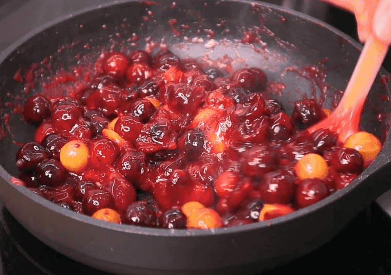 Печу булочки-рулетики з ягодами аґрусу до чаю за цим рецептом вже давно: такі м'якесенькі, повітряні і ніжні, немов тануть в роті, їдять навіть ті хто аґрус не любить