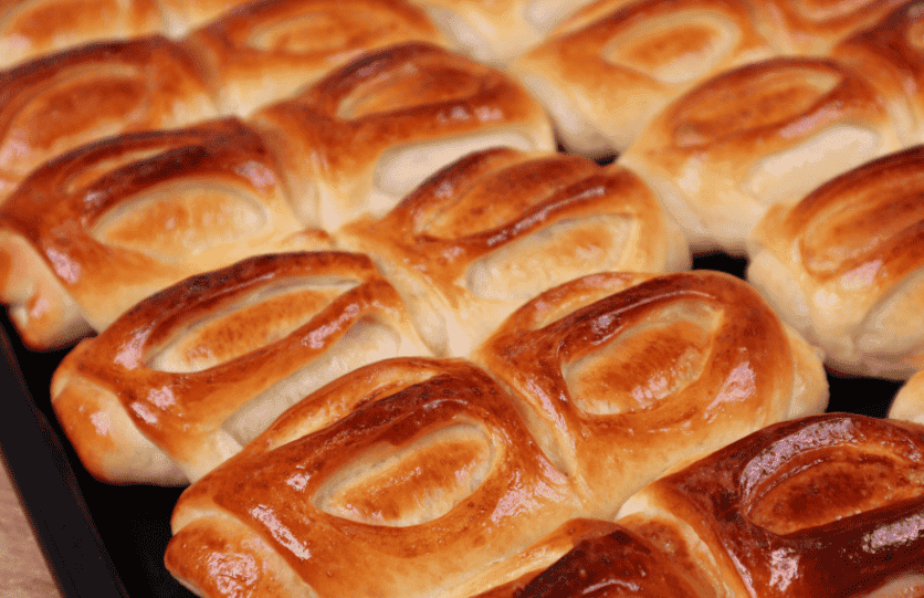 Печу булочки-рулетики з ягодами аґрусу до чаю за цим рецептом вже давно: такі м'якесенькі, повітряні і ніжні, немов тануть в роті, їдять навіть ті хто аґрус не любить