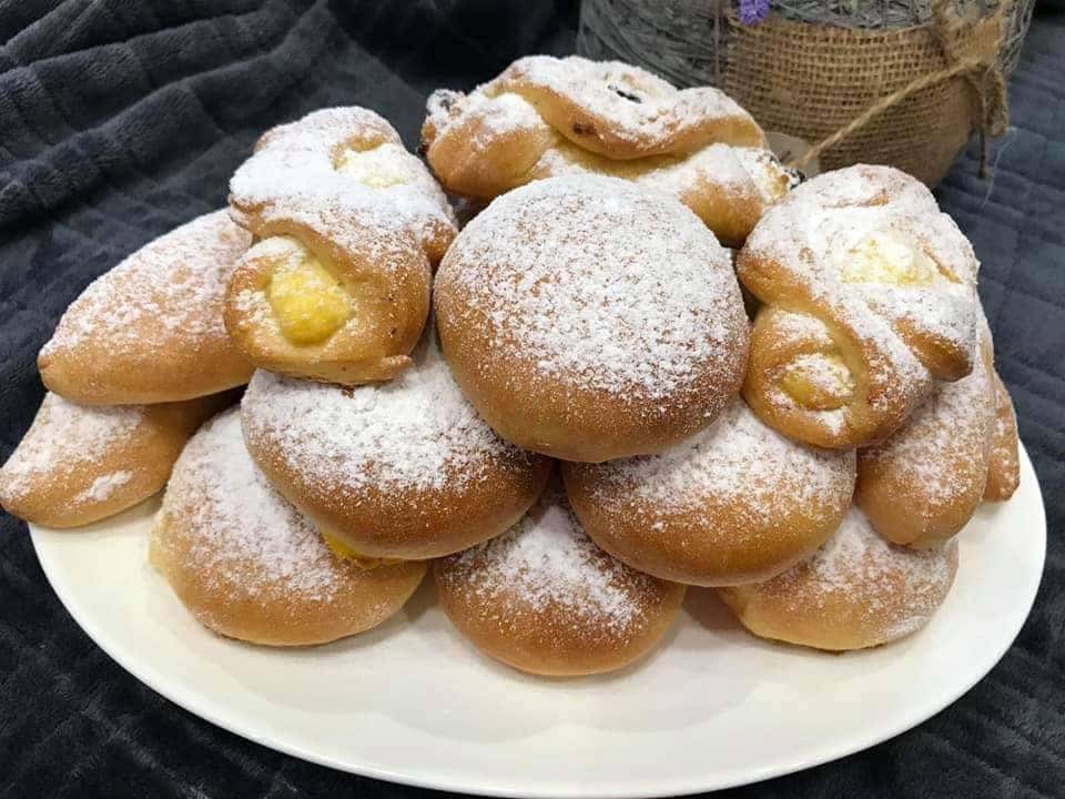 Неймовірно ніжні і повітряні булочки із сиром - їх смак просто неперевершений, відразу рекомендую готувати подвійну порцію