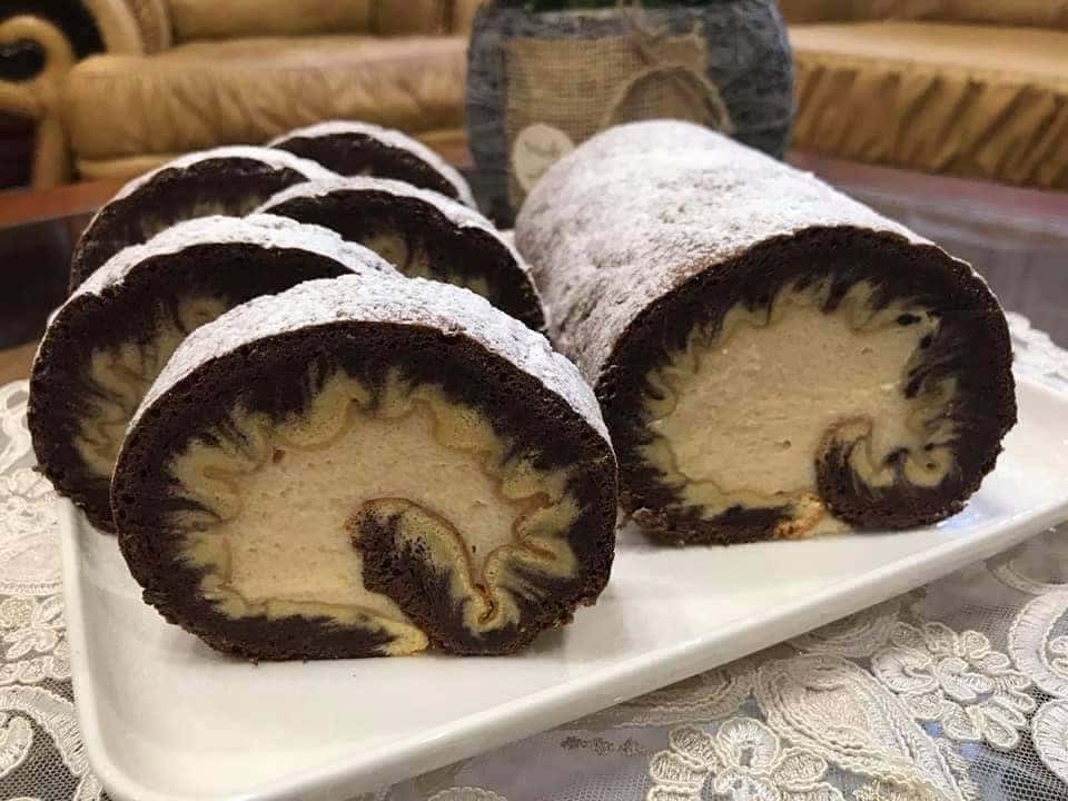 Розкішний рулет до чаю від української господині: тут поєднуються неймовірна смакота і краса в одній випічці - зберігайте рецепт