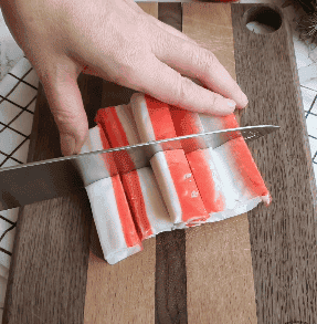 Оригінальний, смачний та красивий крабовий салат: такий салатик прикрасить будь-який стіл