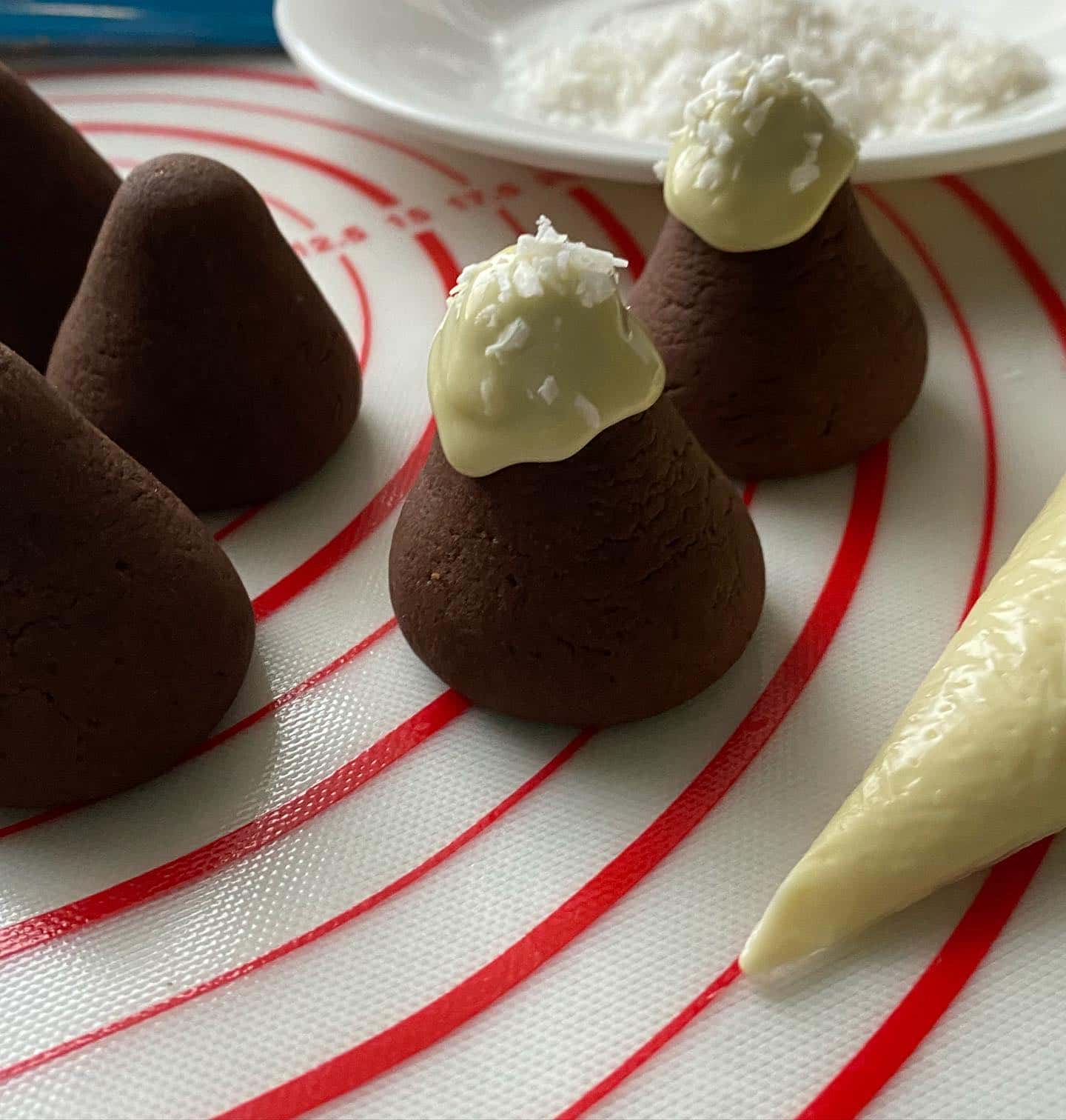 Чудове новорічне печиво «Засніжені гори» - ідеальний варіант десерту для любителів шоколадної випічки