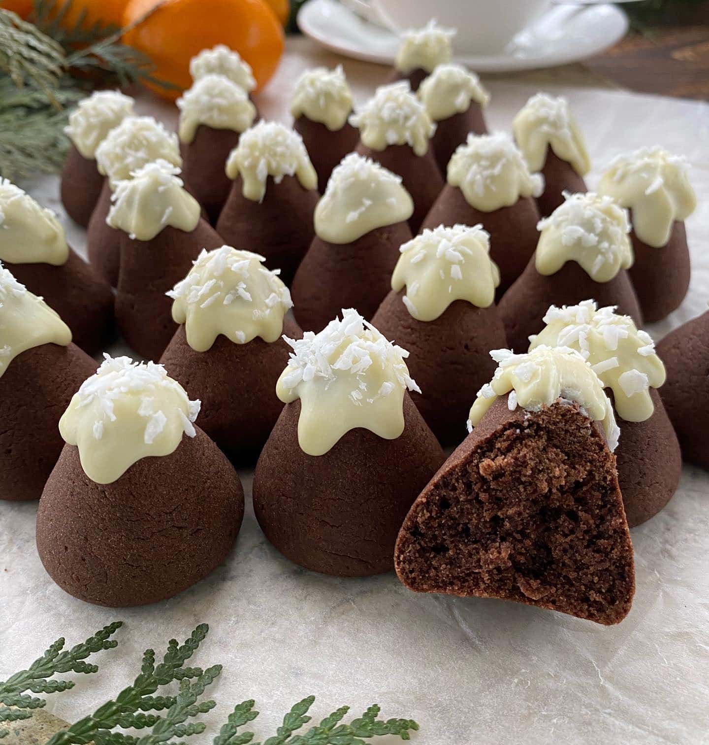 Чудове новорічне печиво «Засніжені гори» - ідеальний варіант десерту для любителів шоколадної випічки