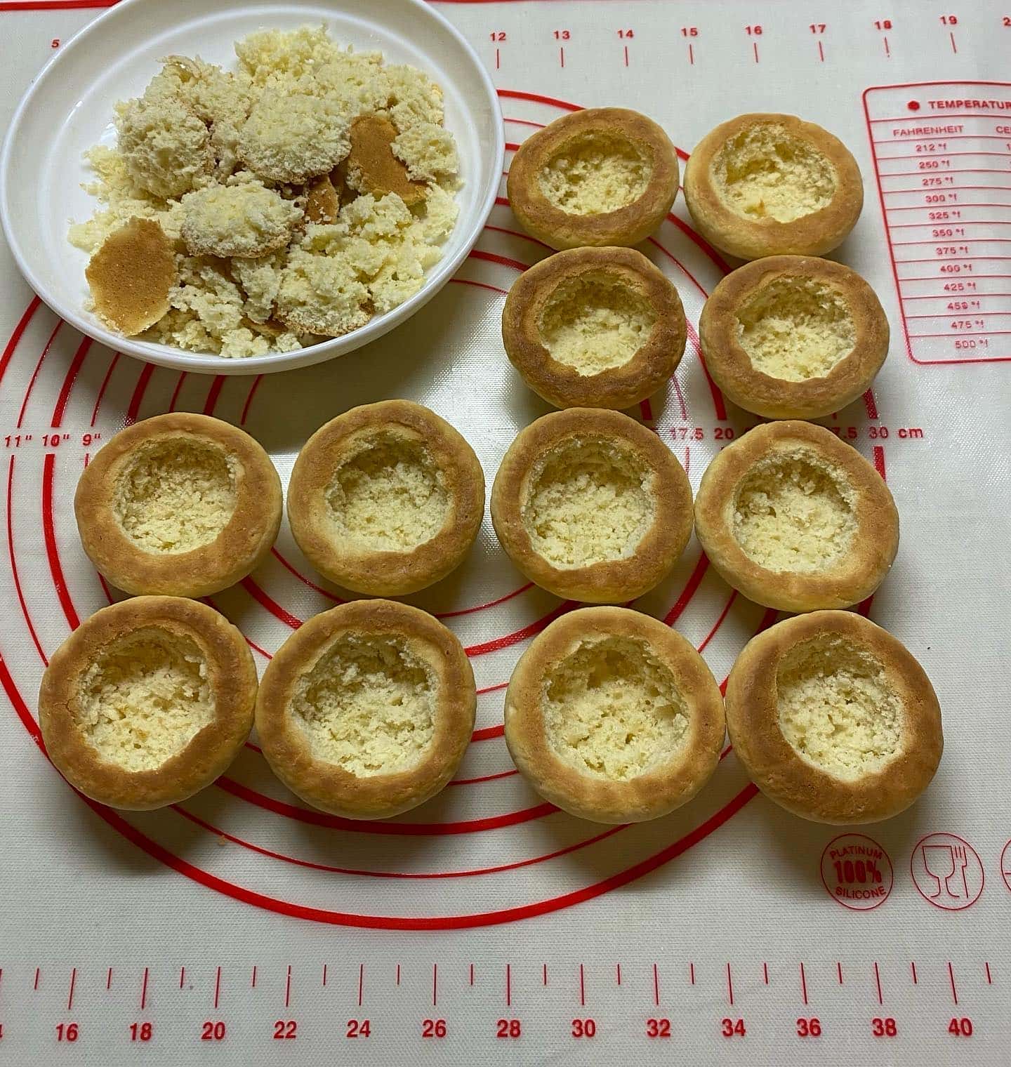 Тістечко «Персик» з нашого дитинства, з рум'яними бочками, начинкою з вареного згущеного молока і горішків - це дуже смачно і красиво