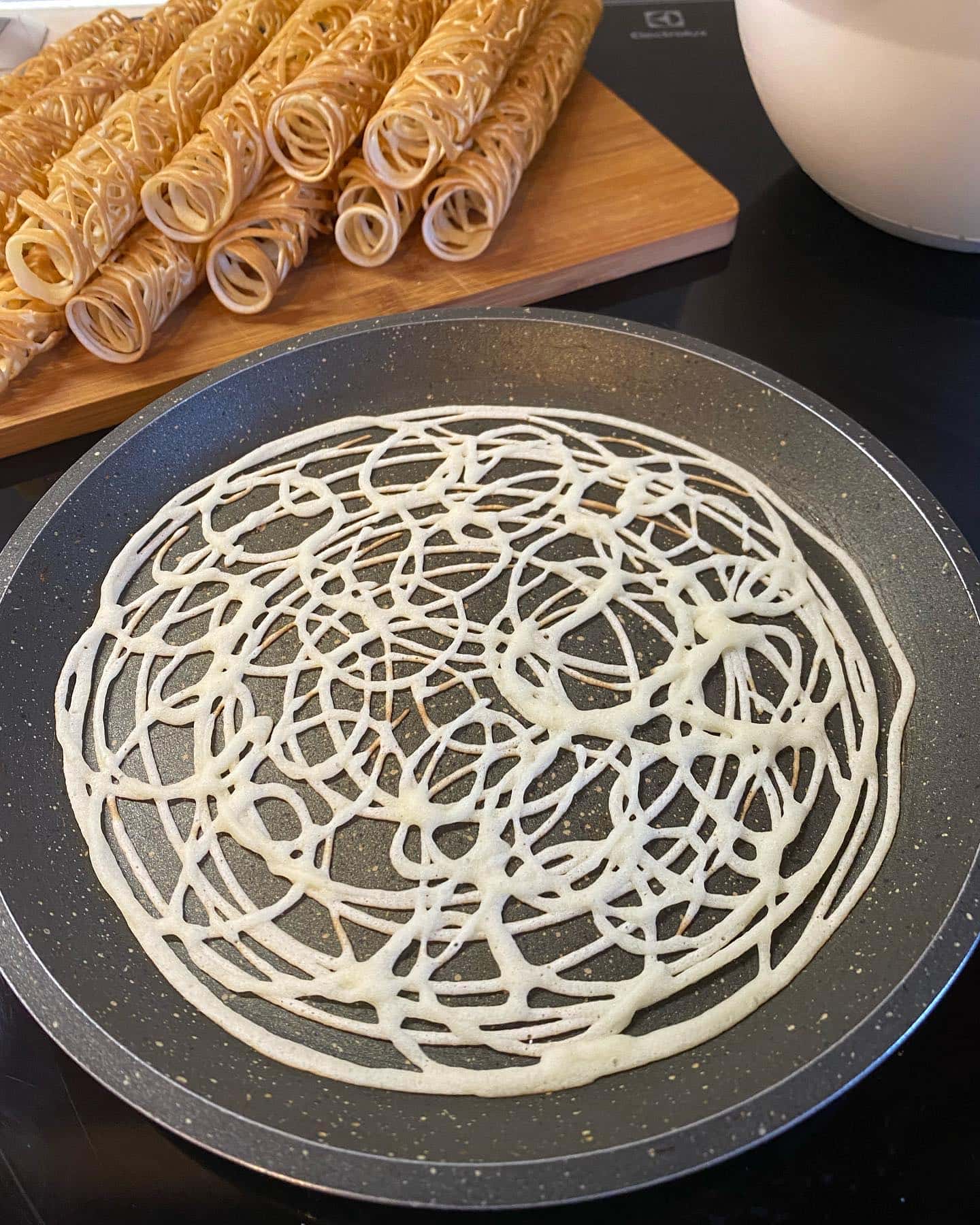 Солодкі, хрумкі млинці-павутинки - вони вийшли тонкі, ажурні, смачні, хрусткі та надзвичайно красиві