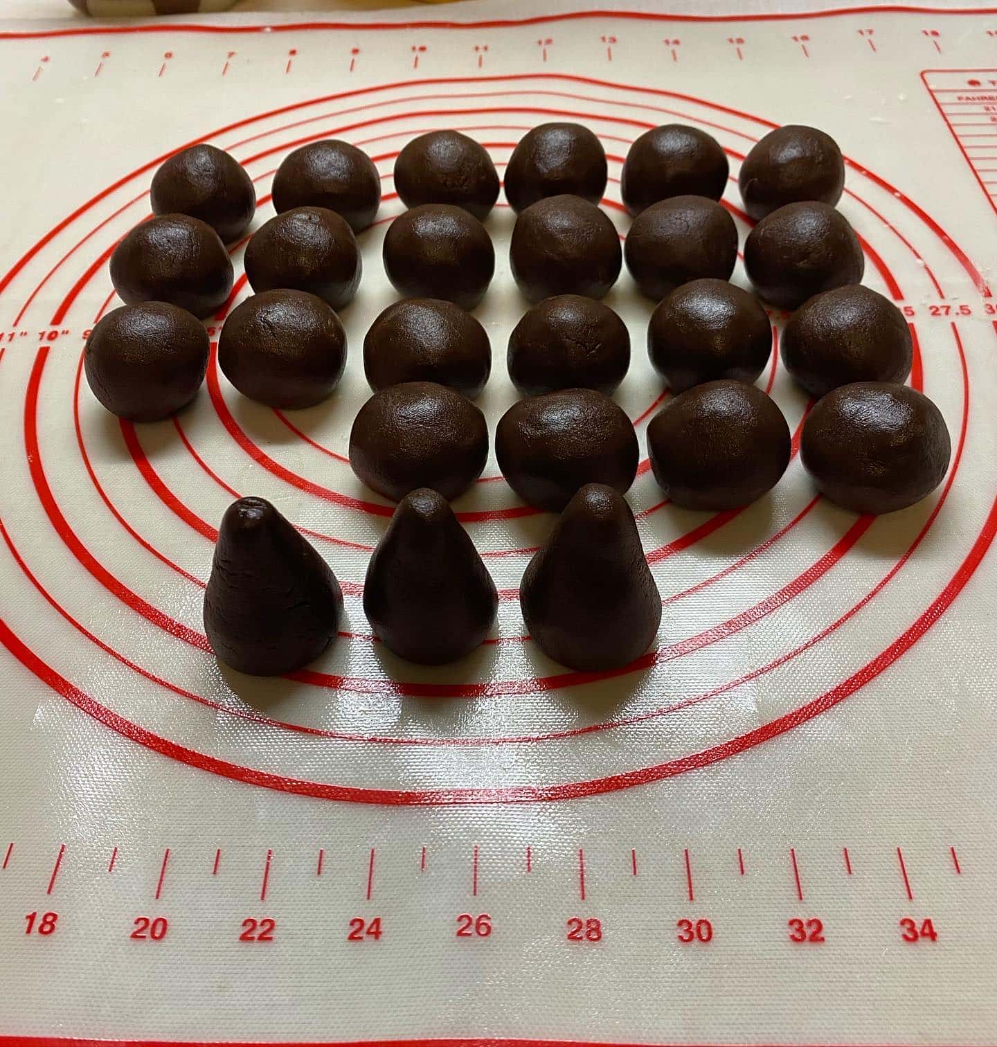 Чудове новорічне печиво «Засніжені гори» - ідеальний варіант десерту для любителів шоколадної випічки