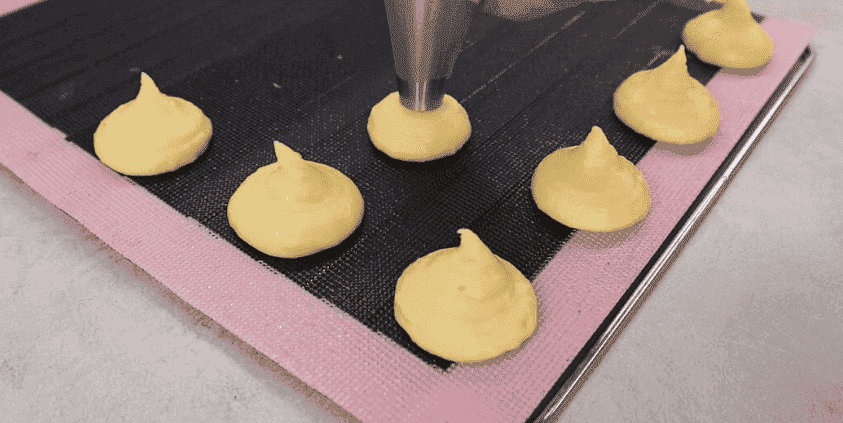 Ніжний торт із заварними тістечками "Пломбірна хмаринка": дуже смачний, повітряний і красивий десерт, який вразив мене з першого шматочка