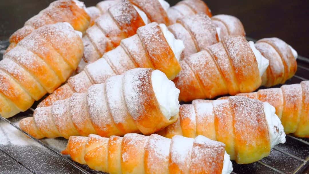 Трубочки на дріжджовому тісті із ніжним білковим заварним кремом: той самий рецепт з дитинства, за яким пекли наші матусі на Великі свята