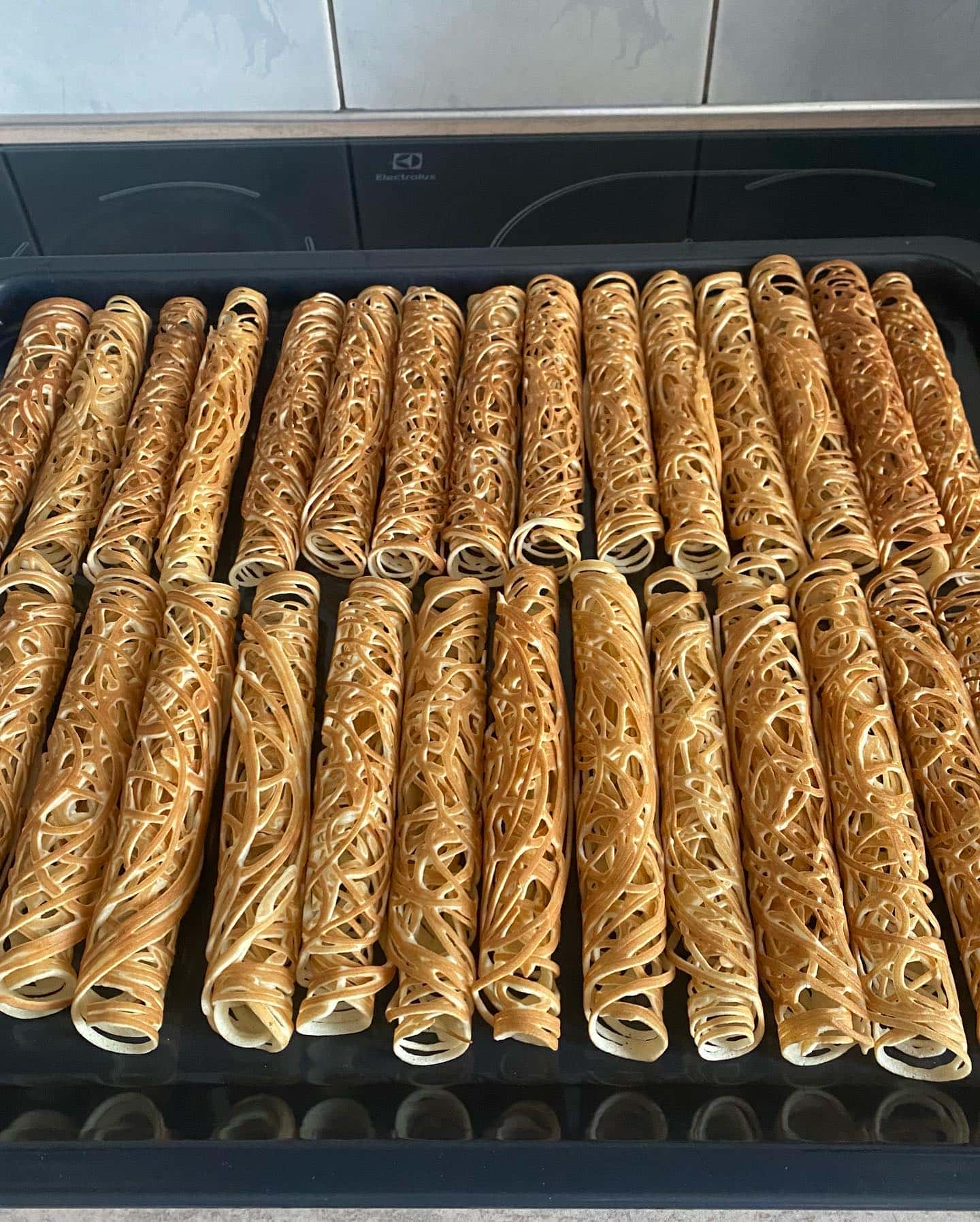 Солодкі, хрумкі млинці-павутинки - вони вийшли тонкі, ажурні, смачні, хрусткі та надзвичайно красиві