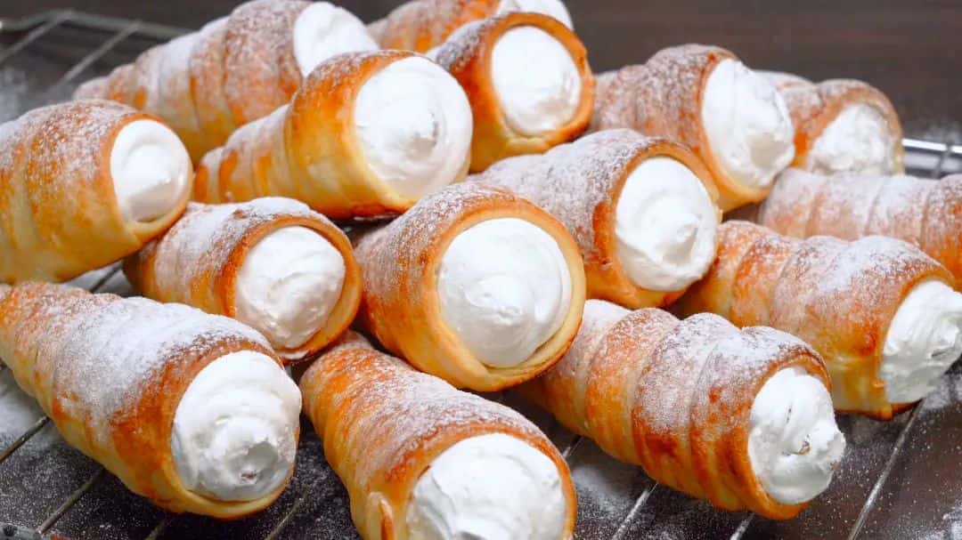 Трубочки на дріжджовому тісті із ніжним білковим заварним кремом: той самий рецепт з дитинства, за яким пекли наші матусі на Великі свята